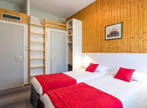 Fasthotel Thones - image 9