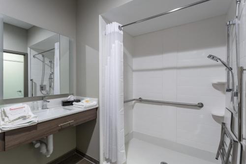 King Deluxe Room with Roll-in Shower - Hearing Accessible/Non-Smoking