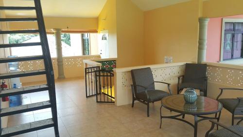 Le Chateau - Hummingbird Apartment in Bakhen