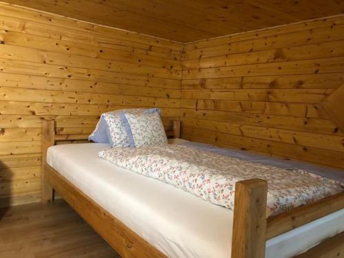 1 queen bed, 3 sofa beds