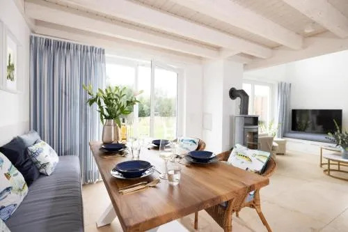 Villa am See für bis zu 6 Personen mit Kaminofen, Badewanne und Sauna - Haustiere herzlich willkommen, direkt am Wasser gelegen in Nordhorn, Deutschland