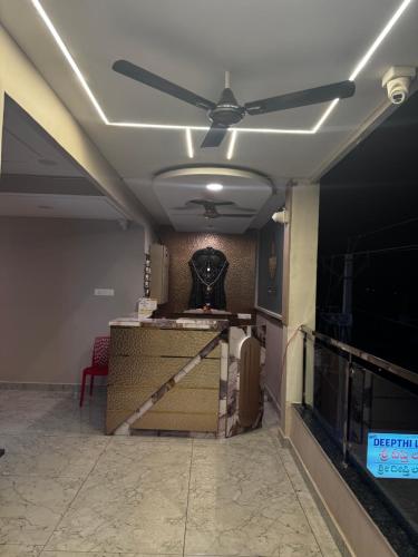 Hotel SRI DEEPTHI LODGE in Adoni