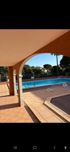 Apartment with garden at the foot of the harbor in Cogolin