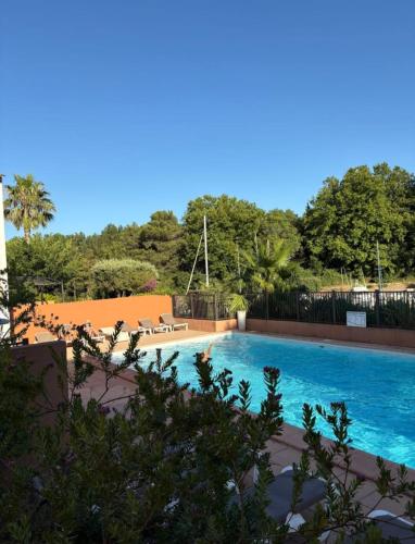 Apartment with garden at the foot of the harbor in Cogolin