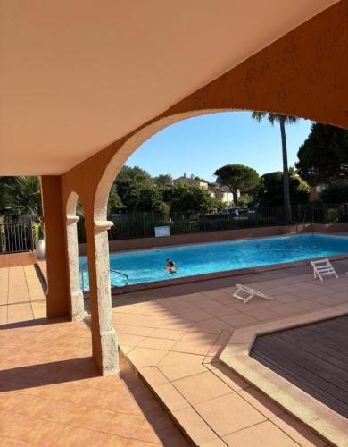 Apartment with garden at the foot of the harbor in Cogolin