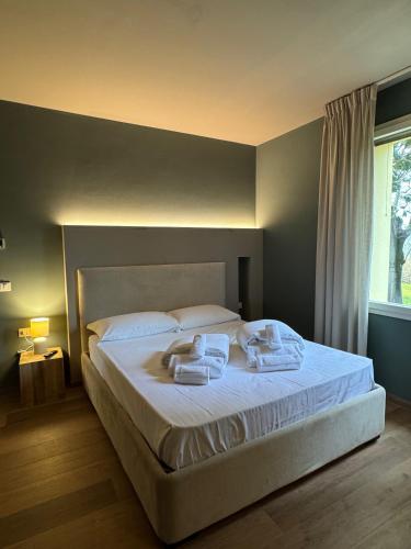 1 double bed, 1 twin bed
