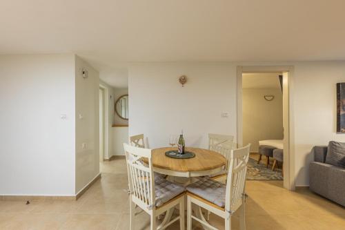 Facilities, Oriti in Harduf