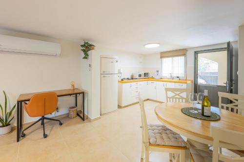 Kitchen, Oriti in Harduf