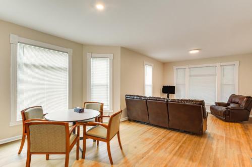 Less Than 1 Mi to Main St Quiet Apartment in Galesburg! in Galesburg (IL)