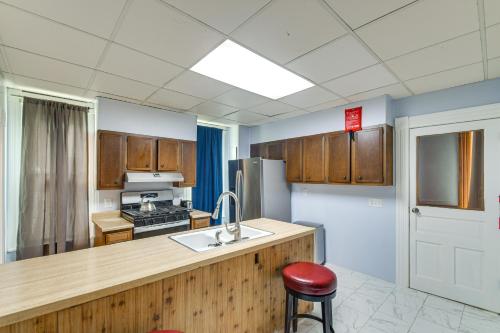 Less Than 1 Mi to Main St Quiet Apartment in Galesburg! in Galesburg (IL)