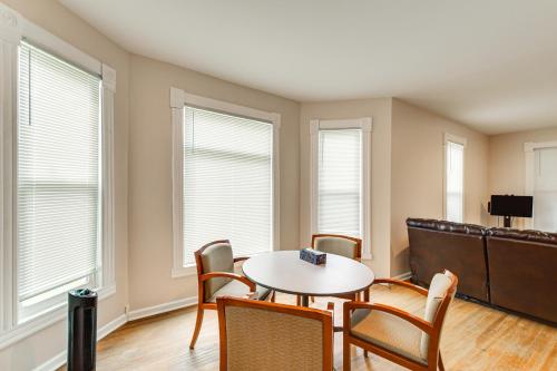 Less Than 1 Mi to Main St Quiet Apartment in Galesburg! in Galesburg (IL)