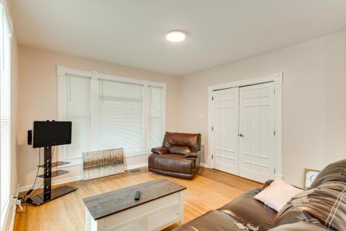 Less Than 1 Mi to Main St Quiet Apartment in Galesburg! in Galesburg (IL)