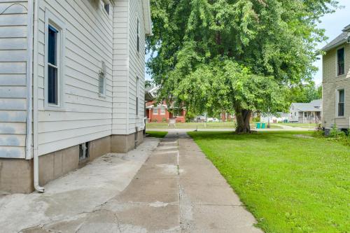 Less Than 1 Mi to Main St Quiet Apartment in Galesburg! in Galesburg (IL)