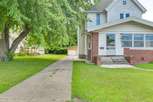 Less Than 1 Mi to Main St Quiet Apartment in Galesburg! in Galesburg (IL)