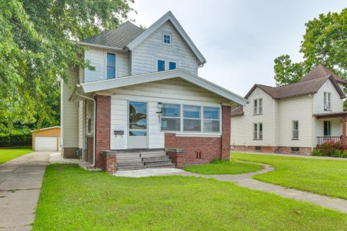 Less Than 1 Mi to Main St Quiet Apartment in Galesburg! in Galesburg (IL)