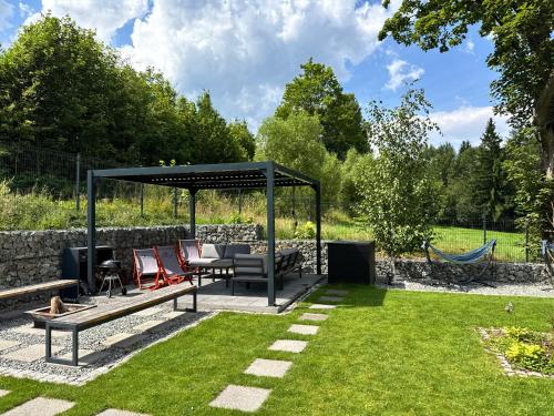 Kert, Sovanova Domki w Górach Sowich z Tarasem i Widokiem (Sovanova Domki w Gorach Sowich z Tarasem i Widokiem) in Gluszyca Gorna