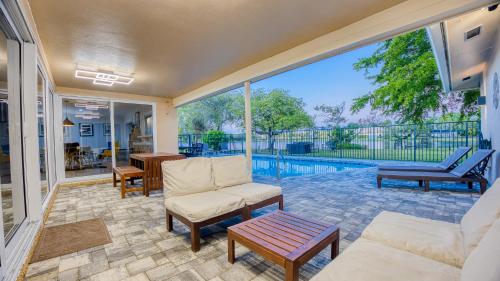 WatersEdge -handicap friendly, screened private pool in Weston, USA