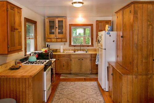 Whitetail Pines Cabin in Кеука Парк (Нью-Йорк)