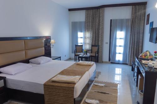 Standard Twin Room image 6