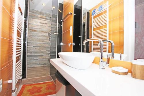 Stylish River-view Apartment - image 12