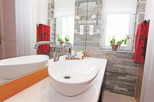 Stylish River-view Apartment - image 14