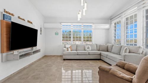 Near El Combate Beach Free Parking BBQ - image 4