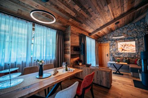 Alpe Chalets Goldener Hirsch in สนามบินอินส์บรุค