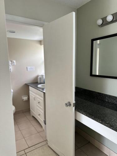 Clearwater Beach Hotel Suites - 화장실