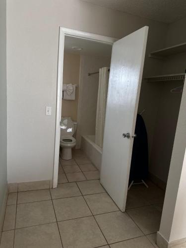 Clearwater Beach Hotel Suites - 화장실