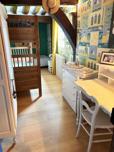 1 queen bed, 2 twin beds, 1 bunk bed