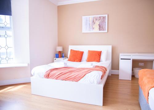 CONTRACTOR READY - spacious and bright 5 bed house!, Luton (photo 3)