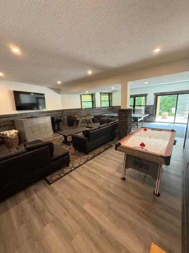 The Quana - Hot tub, fire pit, and Huge Entertainment Area in New Plymouth (OH)