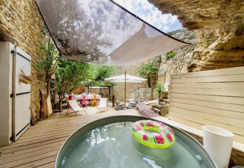 Charming Provencal Retreat with a Lush Private Courtyard in Rochegude