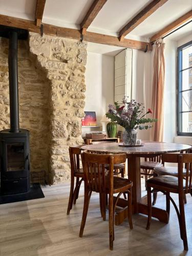 Charming Provencal Retreat with a Lush Private Courtyard in Rochegude