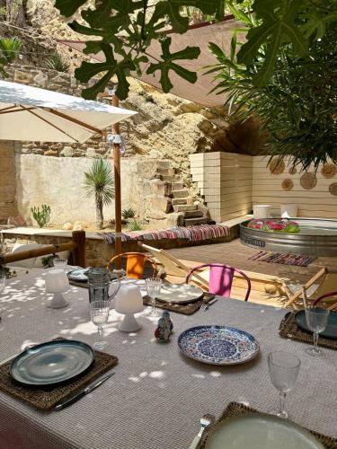 Charming Provencal Retreat with a Lush Private Courtyard in Rochegude