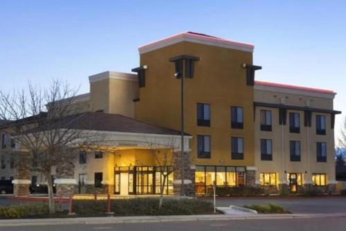 Exterior view, University Hotel - Davis Area by IHG in Dixon