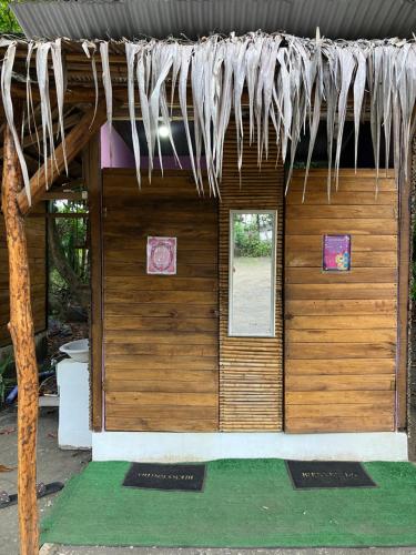 חדר אמבטיה, Camping Babsita-TIPI und Hütten und Stellplätze für Zelt und Camper direkt am Meer und See (Camping Babsita-TIPI und Hutten und Stellplatze fur Zelt und Camper direkt am Meer und See) in קחויטה