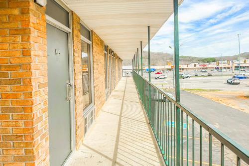 ระเบียง/ชานเรือน, Regal Inn Guntersville By OYO Hwy 431 in กันเตอร์สวิลล์ (AL)