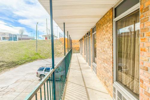 Balcony/terrace, Regal Inn Guntersville By OYO Hwy 431 in Guntersville (AL)