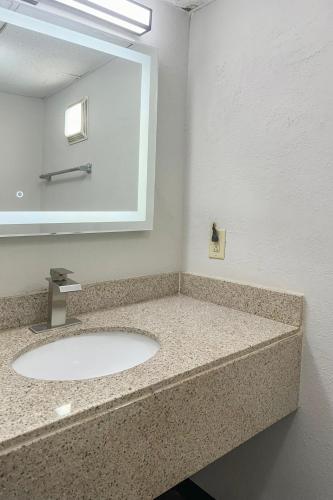 Regal Inn Guntersville By OYO Hwy 431 - 화장실