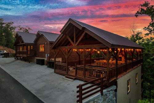 Indoor Pool - Epic Game Room - MiniGolf - 24 Guests - 8 Bedrooms