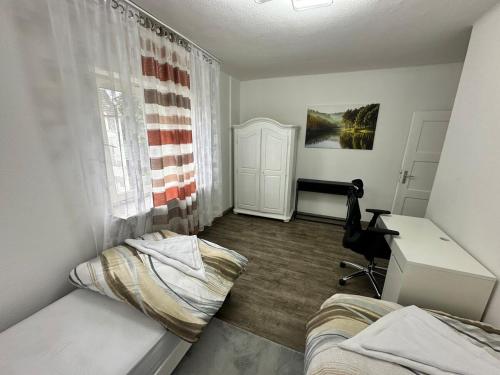 Double room and shared bathroom, Нюрнберг (фото 10)