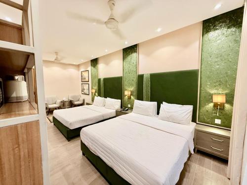 Deluxe Twin Room image 3