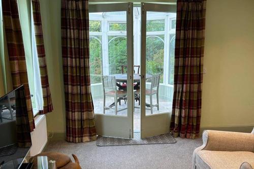 Marsco Apartment - Garden & Patio - Sea Views in Toscaig