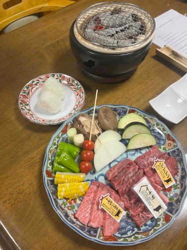 朝食夕食付きで最高ランクの飛騨牛希少部位と地元野菜の炭火焼きを堪能できる宿ゲストハウスつぐや
