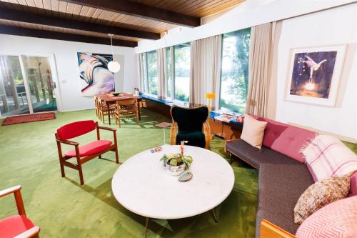 Mid-Century Lakefront Haven Near Wayzata - image 10