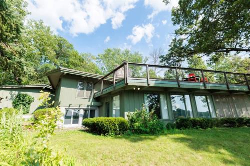 Mid-Century Lakefront Haven Near Wayzata - main image