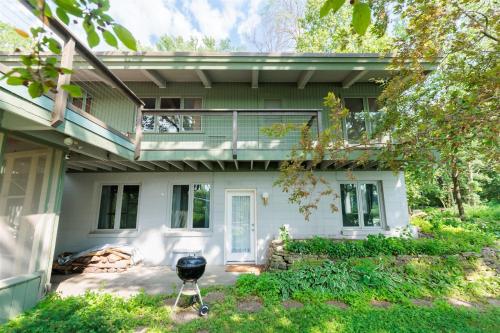 Mid-Century Lakefront Haven Near Wayzata - image 7