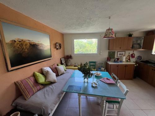 Elol stone house in Makris Gialos