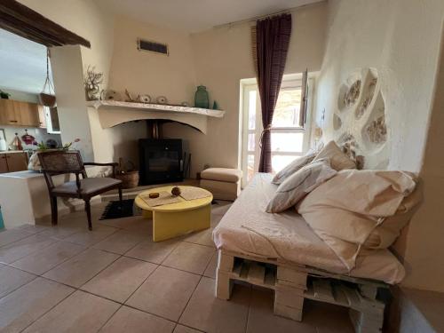 Elol stone house in Makris Gialos